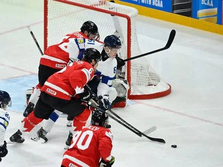 Juuso Parssinen počas zápasu Kanada - Fínsko v skupine A na MS v hokeji 2025. 