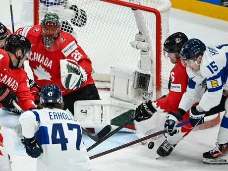 Marc-Andre Fleury, Lenni Hameenaho a Eemil Erholtz počas zápasu Kanada - Fínsko v skupine A na MS v hokeji 2025. 