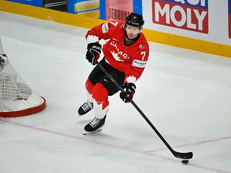 Mike Matheson počas zápasu Kanada - Fínsko v skupine A na MS v hokeji 2025. 