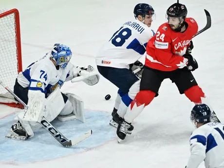 Phillip Danault, Vili Saarijarvi a Juuse Saros počas zápasu Kanada - Fínsko v skupine A na MS v hokeji 2025. 