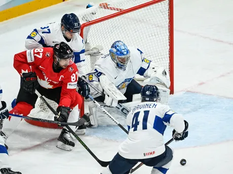 Juuse Saros počas zápasu Kanada - Fínsko v skupine A na MS v hokeji 2025. 