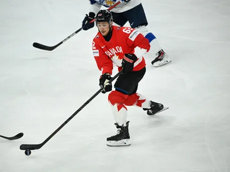 Brandon Montour počas zápasu Kanada - Fínsko v skupine A na MS v hokeji 2025. 