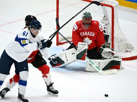 Juuso Parssinen a Marc-Andre Fleury počas zápasu Kanada - Fínsko v skupine A na MS v hokeji 2025. 
