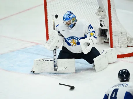Juuse Saros počas zápasu Kanada - Fínsko v skupine A na MS v hokeji 2025. 