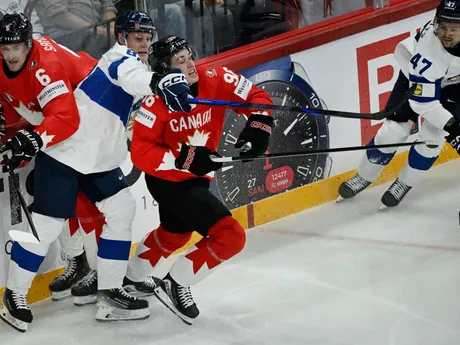 Harri Pesonen, Travis Sanheim a Macklin Celebrini počas zápasu Kanada - Fínsko v skupine A na MS v hokeji 2025. 