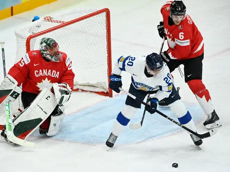 Eeli Tolvanen, Travis Sanheim a Marc-Andre Fleury počas zápasu Kanada - Fínsko v skupine A na MS v hokeji 2025. 