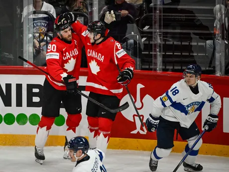 Ryan O'Reilly oslavuje gól počas zápasu Kanada - Fínsko v skupine A na MS v hokeji 2025. 