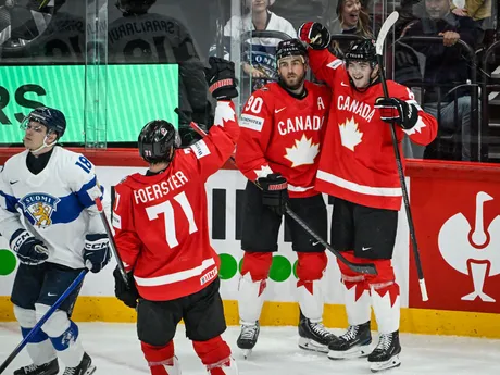 Ryan O'Reilly oslavuje gól počas zápasu Kanada - Fínsko v skupine A na MS v hokeji 2025. 