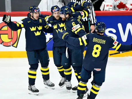 Hokejisti Švédska oslavujú gól v zápase Švédsko - Kanada v skupine A na MS v hokeji 2025.