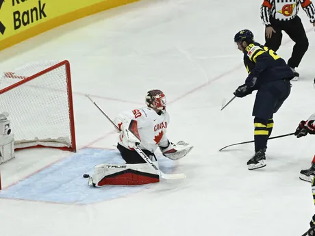 Švédsky útočník Elias Lindholm strieľa gól v zápase Švédsko - Kanada v skupine A na MS v hokeji 2025.
