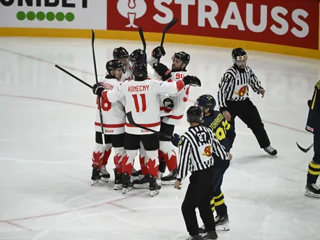 Hokejisti Kanady oslavujú gól v zápase Švédsko - Kanada v skupine A na MS v hokeji 2025.