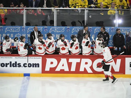 Útočník Kanady Travis Sanheim v zápase Švédsko - Kanada v skupine A na MS v hokeji 2025.