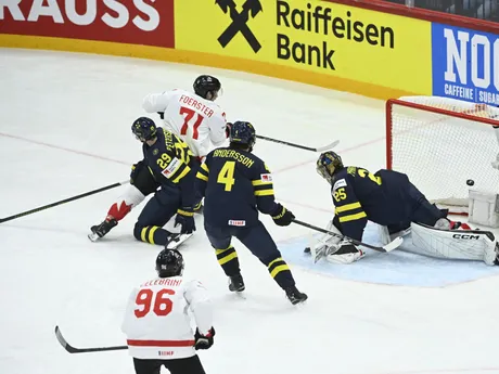 Kanadský útočník Tyson Foerster strieľa gól v zápase Švédsko - Kanada v skupine A na MS v hokeji 2025.