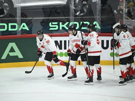 Útočník Kanady Ryan O'Reilly oslavuje gól v zápase Švédsko - Kanada v skupine A na MS v hokeji 2025.