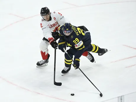 Kanadský útočník Nate MacKinnon (vľavo) a Švéd Marcus Pettersson v zápase Švédsko - Kanada v skupine A na MS v hokeji 2025.