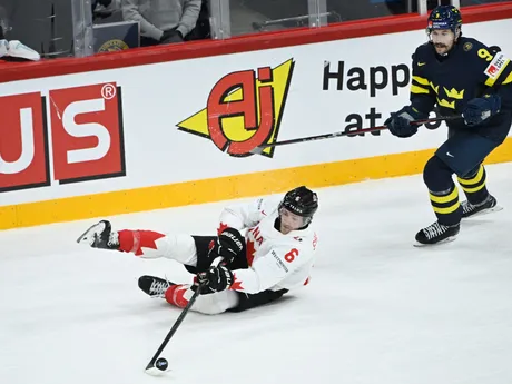 Kanadský hokejista Travis Sanheim v zápase Švédsko - Kanada v skupine A na MS v hokeji 2025.