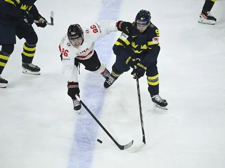 Útočník Kanady Macklin Celebrini (vľavo) a Švéd Leo Carlsson v zápase Švédsko - Kanada v skupine A na MS v hokeji 2025.