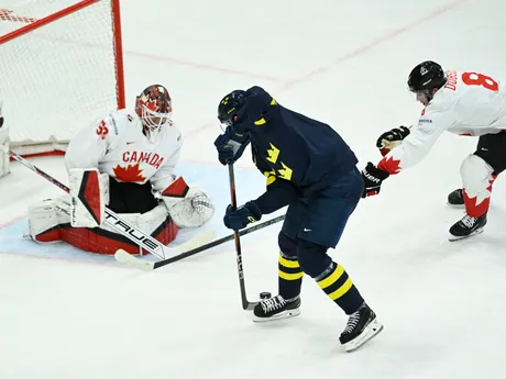 Švédsky útočník Filip Forsberg v zápase Švédsko - Kanada v skupine A na MS v hokeji 2025.