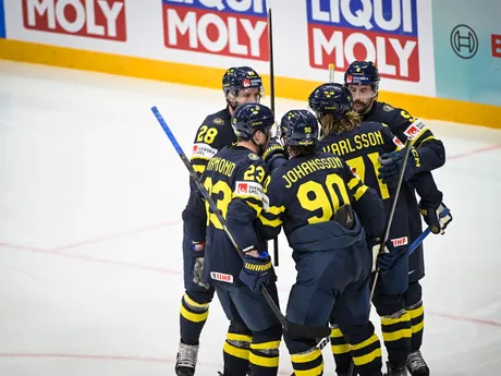 Švédski hokejisti oslavujú gól v zápase Švédsko - Kanada v skupine A na MS v hokeji 2025.