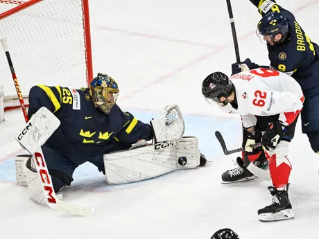 Švédsky brankár Jacob Markström v zápase Švédsko - Kanada v skupine A na MS v hokeji 2025.