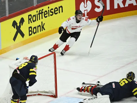 Kanadský hokejista Macklin Celebrini oslavuje gól v zápase Švédsko - Kanada v skupine A na MS v hokeji 2025.