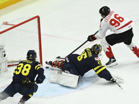 Kanadský útočník Macklin Celebrini strieľa gól v zápase Švédsko - Kanada v skupine A na MS v hokeji 2025.