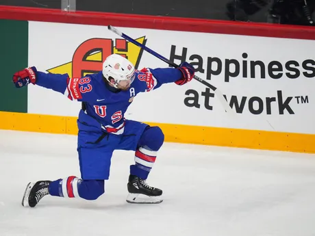 Hokejista USA Conor Garland oslavuje gól v zápase štvrťfinále USA - Fínsko na MS v hokeji 2025.