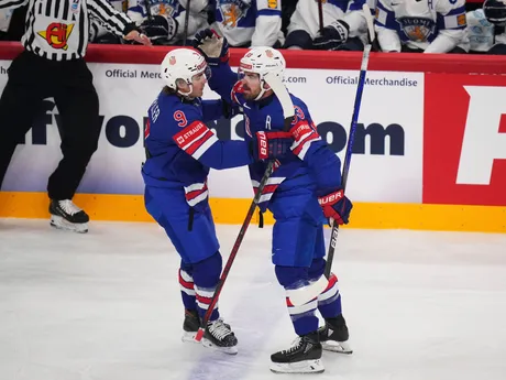 Conor Garland (vpravo) oslavuje gól v zápase štvrťfinále USA - Fínsko na MS v hokeji 2025.