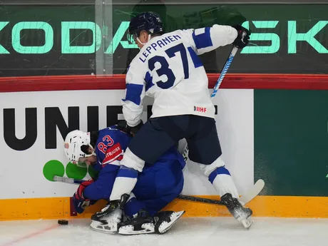 Fín Atro Leppanen (37) a Američan Conor Garland v zápase štvrťfinále USA - Fínsko na MS v hokeji 2025.