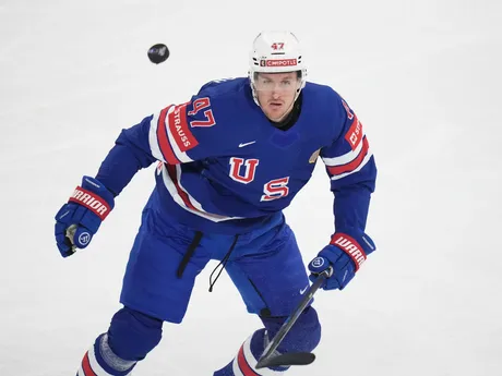 Hokejista USA Michael McCarron v zápase štvrťfinále USA - Fínsko na MS v hokeji 2025.