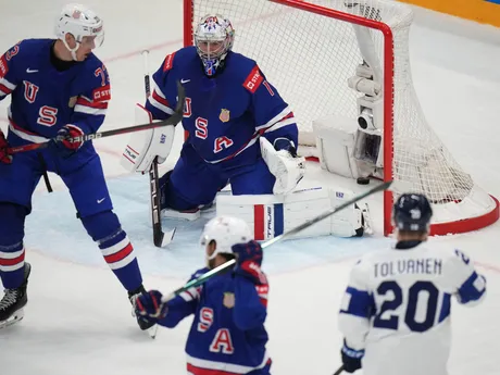 Fín Eeli Tolvanen (20) strieľa gól v zápase štvrťfinále USA - Fínsko na MS v hokeji 2025.