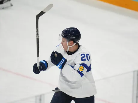 Fín Eeli Tolvanen oslavuje gól v zápase štvrťfinále USA - Fínsko na MS v hokeji 2025.