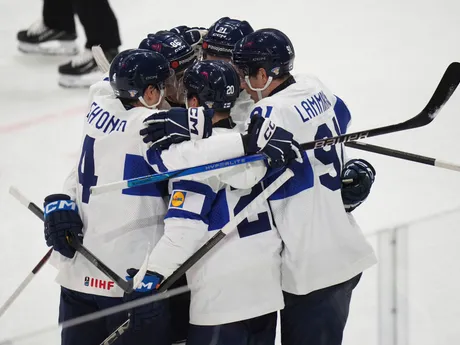 Fín Eeli Tolvanen (20) oslavuje gól so spoluhráčmi v zápase štvrťfinále USA - Fínsko na MS v hokeji 2025.