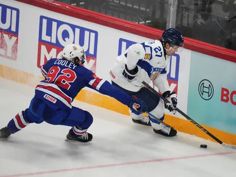 Fín Mikael Pyyhtia (27) a Američan Logan Cooley (92) v zápase štvrťfinále USA - Fínsko na MS v hokeji 2025.