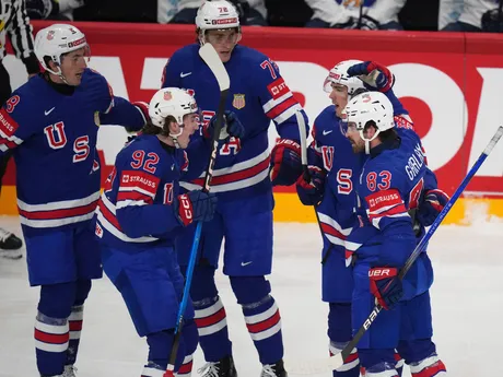 Hokejista USA Conor Garland v zápase štvrťfinále USA - Fínsko na MS v hokeji 2025.