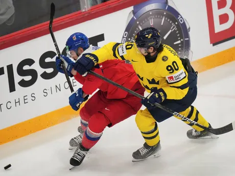 Čech Filip Hronek a Švéd Marcus Johansson v zápase štvrťfinále Švédsko - Česko na MS v hokeji 2025.