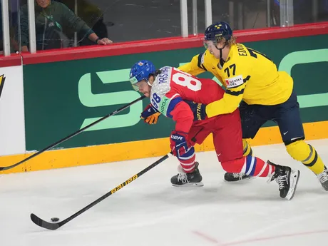 Čech David Pastrňák a Švéd Simon Edvinsson v zápase štvrťfinále Švédsko - Česko na MS v hokeji 2025.