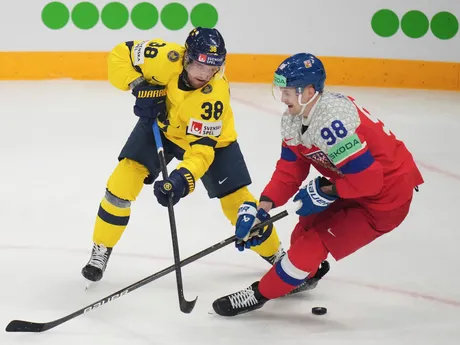 Švéd Rasmus Sandin (38) a Čech Martin Nečas v zápase štvrťfinále Švédsko - Česko na MS v hokeji 2025.
