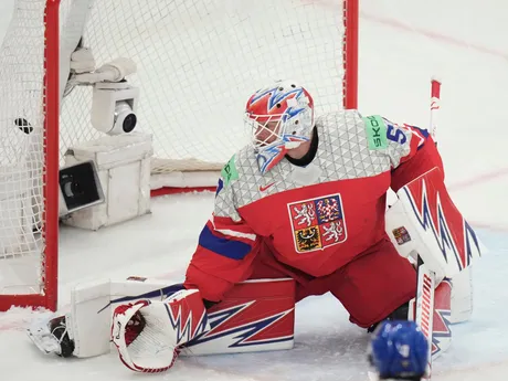 Brankár Česka Karel Vejmelka inkasuje gól v zápase štvrťfinále Švédsko - Česko na MS v hokeji 2025.