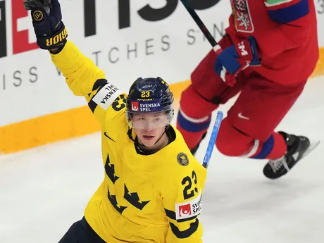 Švéd Lucas Raymond oslavuje gól v zápase štvrťfinále Švédsko - Česko na MS v hokeji 2025.