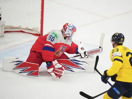 Švéd Lucas Raymond strieľa gól v zápase štvrťfinále Švédsko - Česko na MS v hokeji 2025.