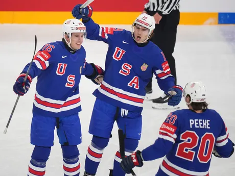 Americkí hráči oslavujú po góle v zápase semifinále Švédsko - USA na MS 2025 v hokeji 