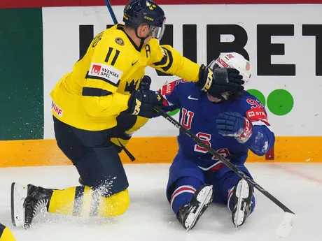 Mikael Backlund a Logan Cooley v zápase semifinále Švédsko - USA na MS 2025 v hokeji 
