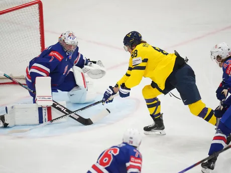 William Nylander v gólovej šanci v zápase semifinále Švédsko - USA na MS 2025 v hokeji 