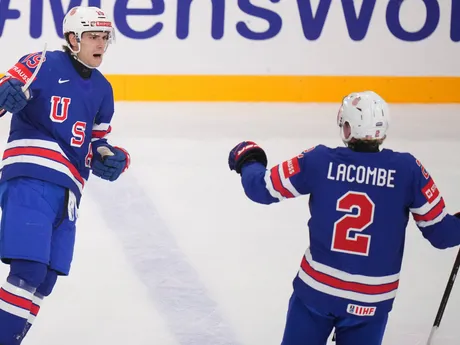 Americkí hráči oslavujú po góle v zápase semifinále Švédsko - USA na MS 2025 v hokeji 