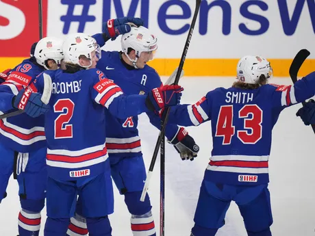 Americkí hráči oslavujú po góle v zápase semifinále Švédsko - USA na MS 2025 v hokeji 
