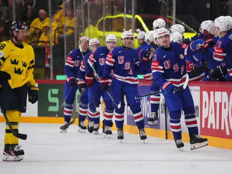 Hokejisti USA oslavujú gól v semifinálovom zápase Švédsko - USA na MS v hokeji 2025.