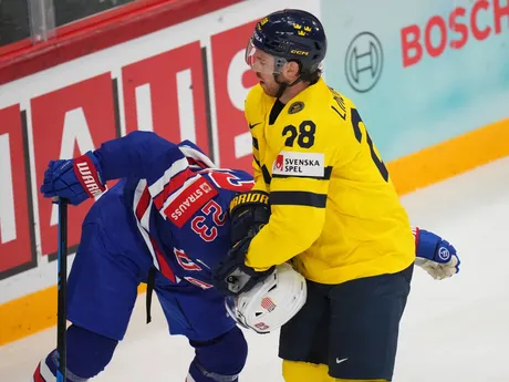 Švéd Elias Lindholm a Američan Mikey Eyssimont v semifinálovom zápase Švédsko - USA na MS v hokeji 2025.