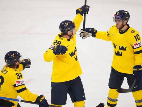 Švédski hokejisti oslavujú gól v semifinálovom zápase Švédsko - USA na MS v hokeji 2025.
