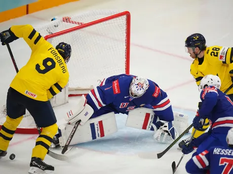Švédsky útočník Filip Forsberg sa snaží dať gól v semifinálovom zápase Švédsko - USA na MS v hokeji 2025.